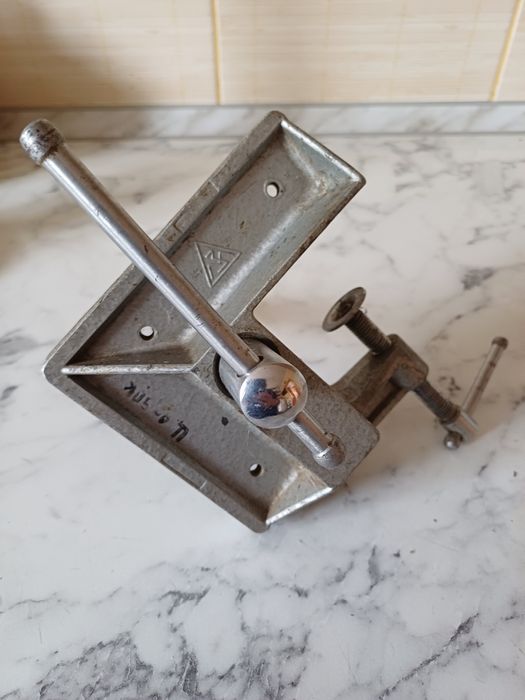 Угловые тиски времен СССР