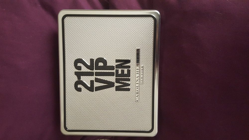 Carolina Herrera - Caixa Coffret em Metal com Plástico Proteção