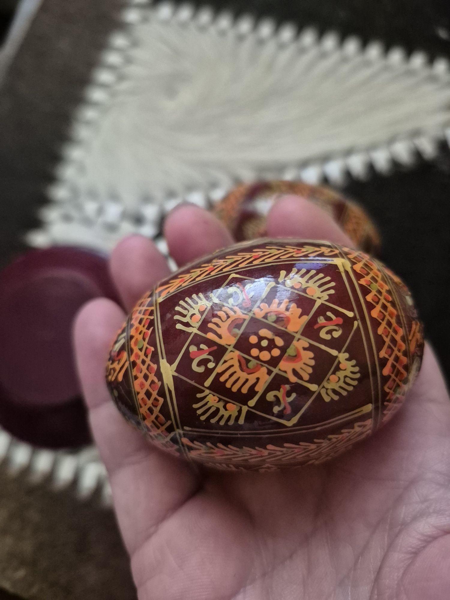 Яйца с блюдечками из дерева