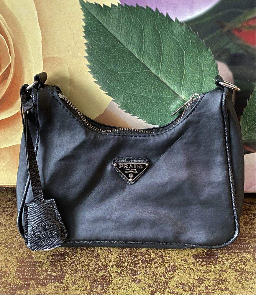 Оригінальна сумка Prada Re-Edition 2005