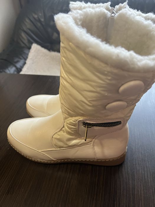 Продам чоботи ,білого кольору на вузьку ніжку