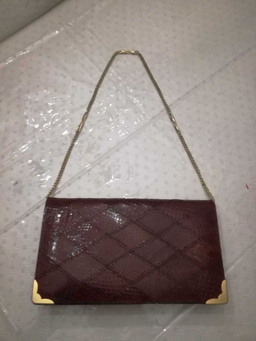 Duas Pochetes: preta e vermelha escura