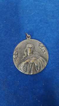 Antiga medalha em metal com a imagem de Nossa Senhora.