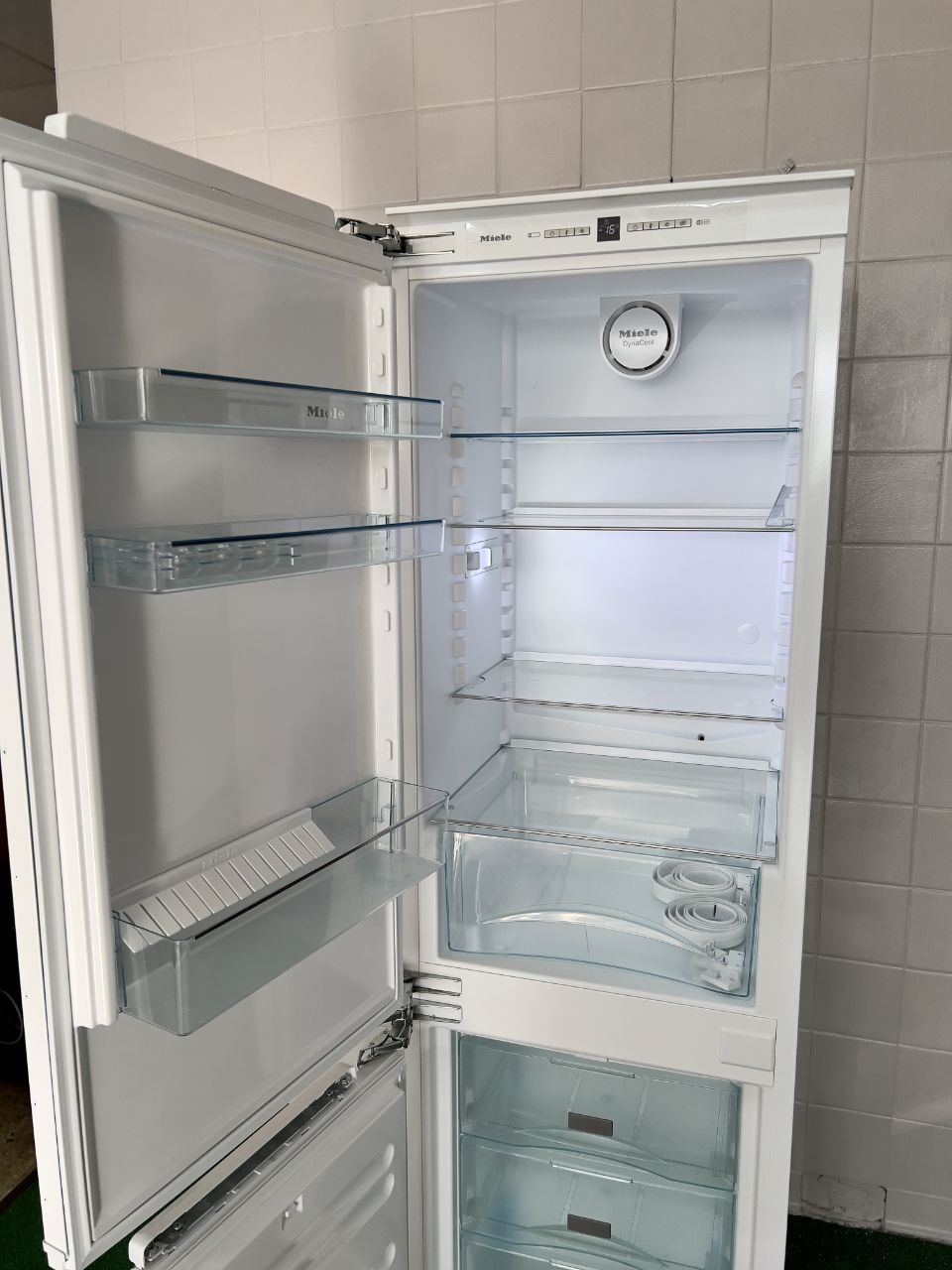 Вбудований холодильник Miele KFN 37232 iD