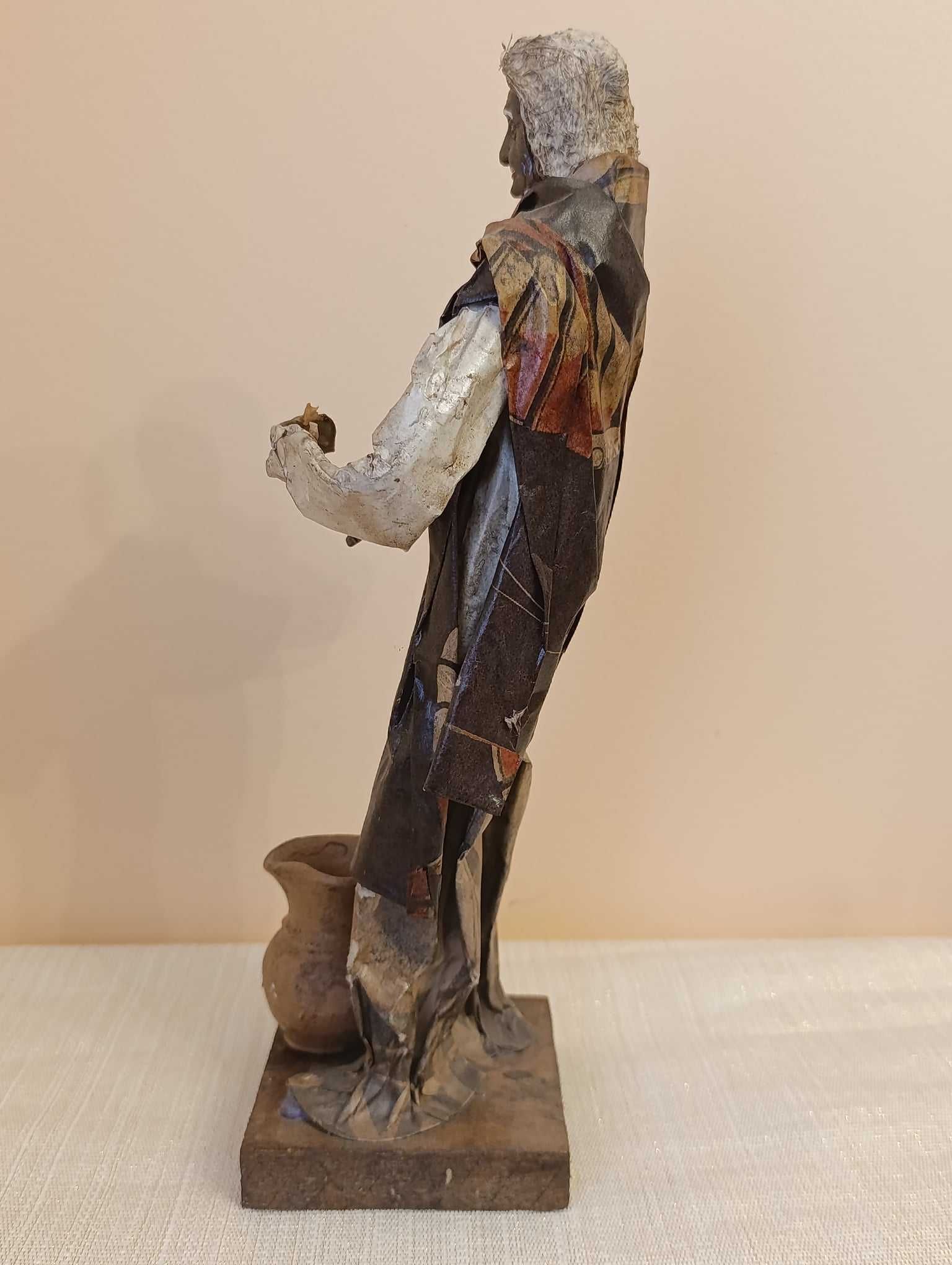 Figura artesanato mulher com pote em barro - papel maché