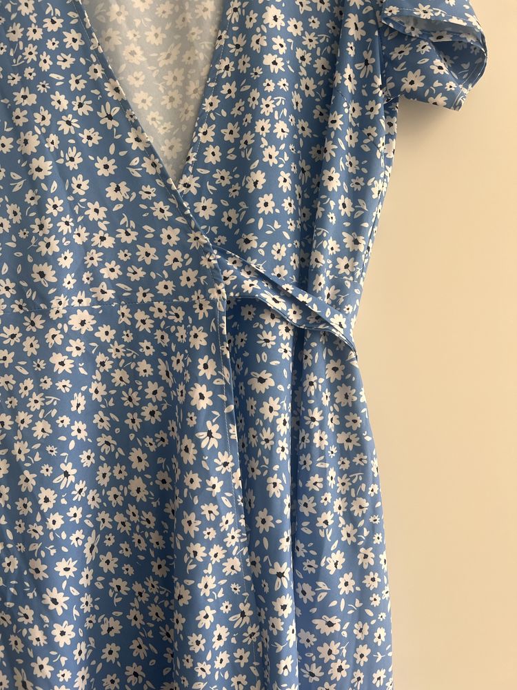 Vestido floral azul e branco