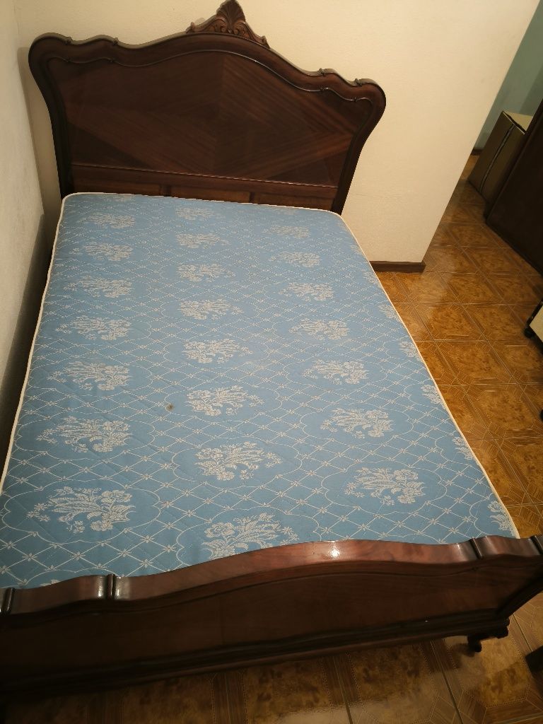 Cama e mesinha de cabeceira