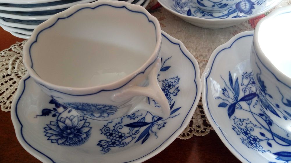 Porcelana,wzór cebulowy,kolekcja,filiżanki,zestaw,talerze