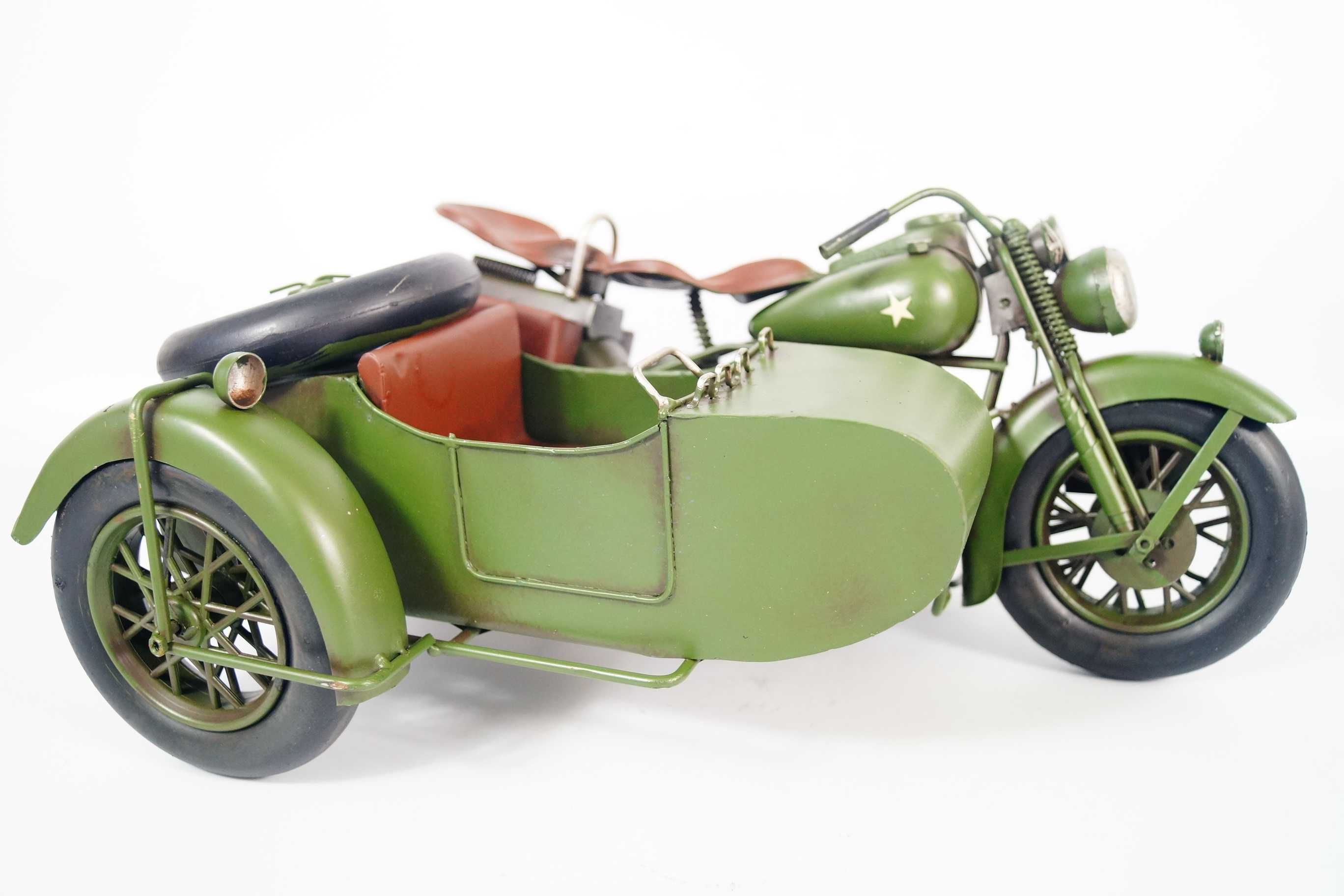 Metalowy pojazd - stary motocykl z dostawką retro rekwizyt wojskowy