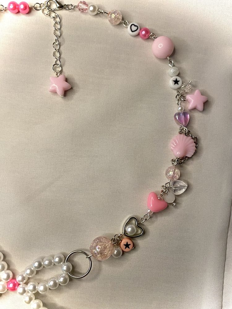 Розовое ожерелье из бусин