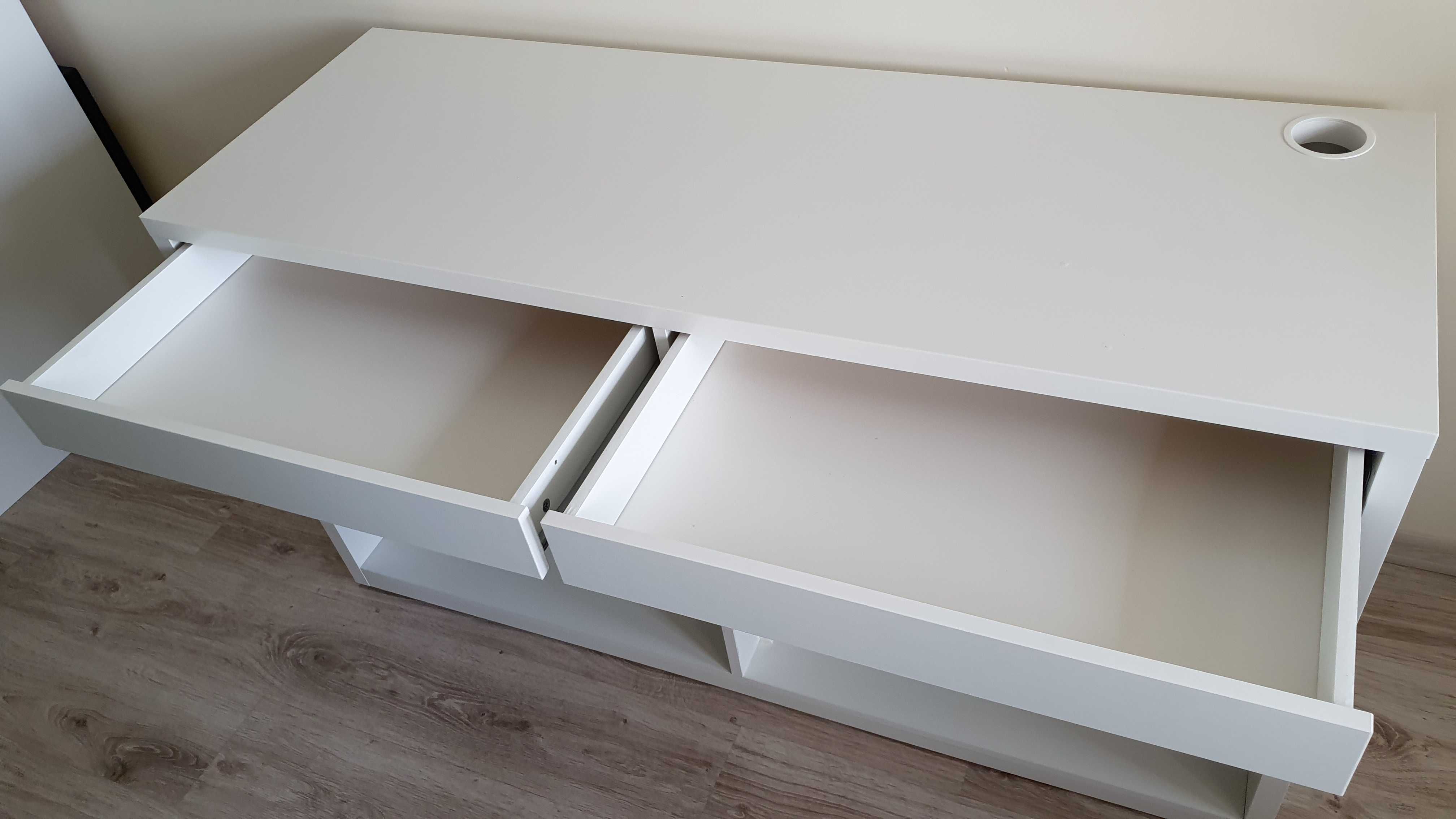 Sprzedam białe biurko z sieci IKEA.