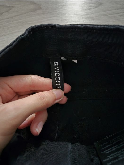 Czarne dżinsy z rozdaracmi/dziurami XS
