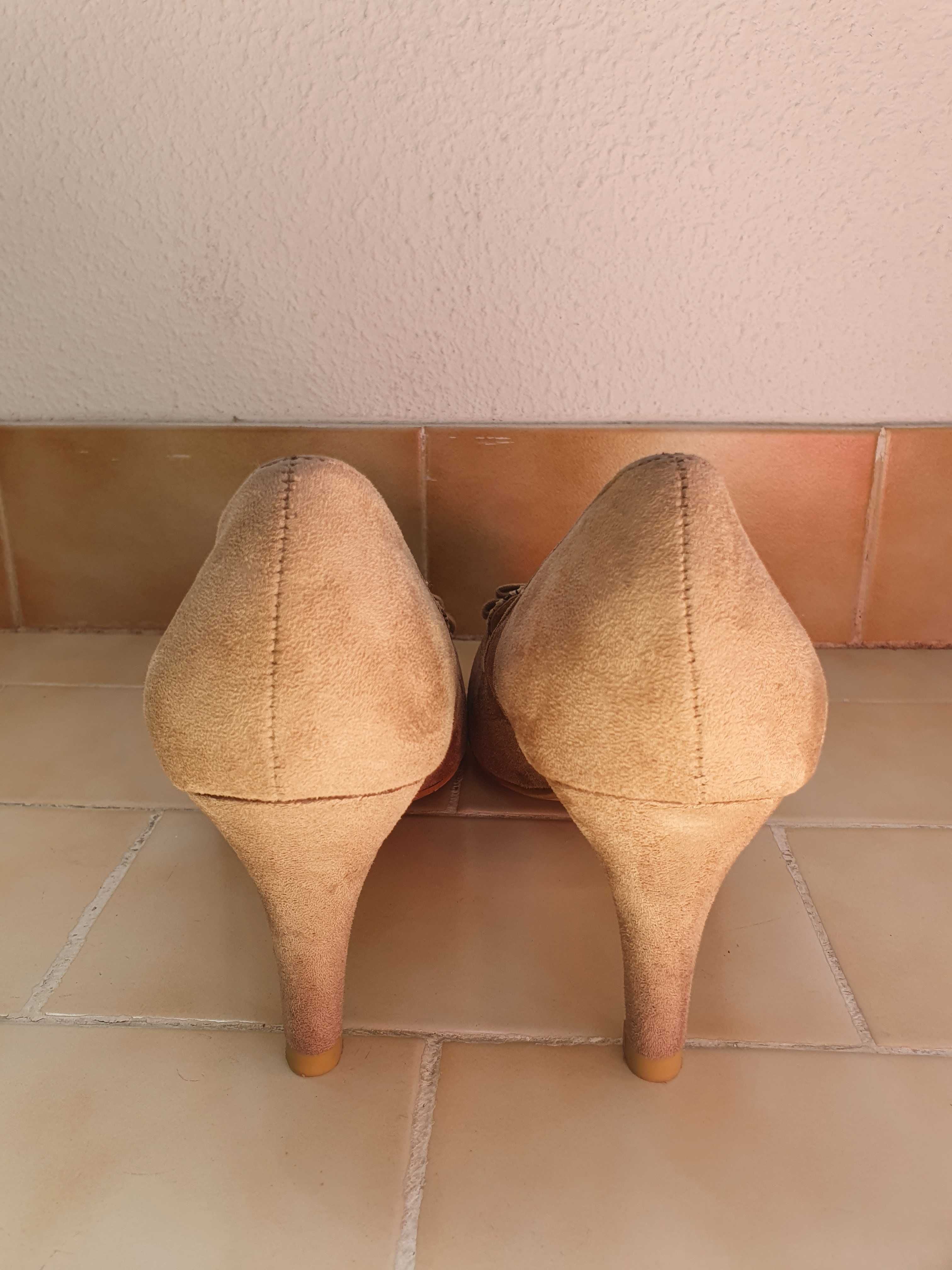 Vende-se sapatos bege de salto