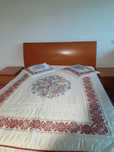 quarto de casal composto por cama, roupeiro, e 2 mesinhas