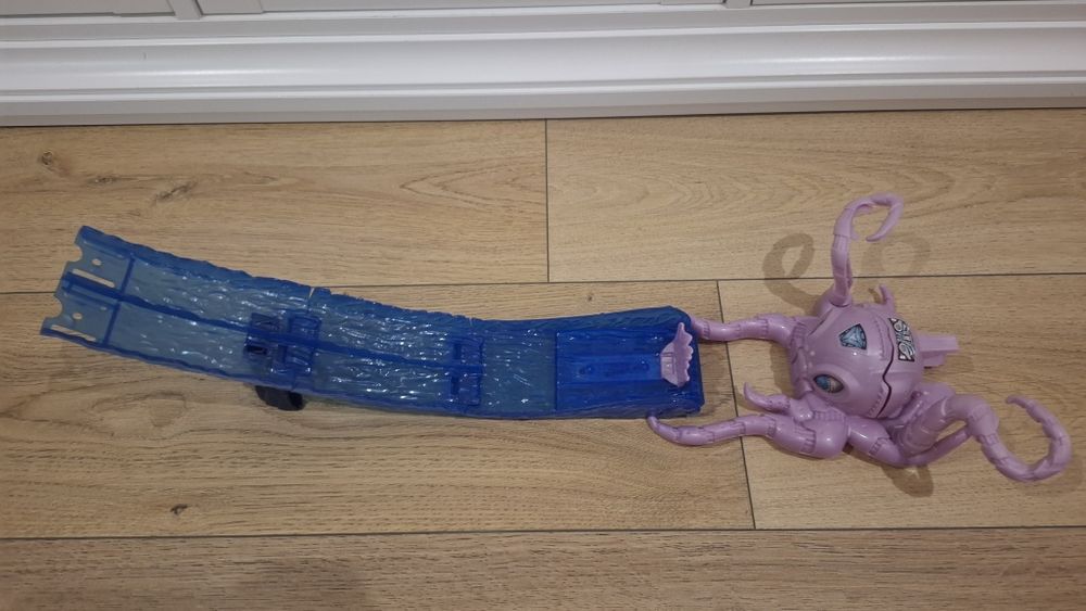 Tor kaskaderski z ośmiornicą Hot wheels  Monster trucks