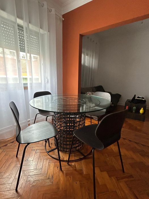 Mesa de vidro com cadeiras