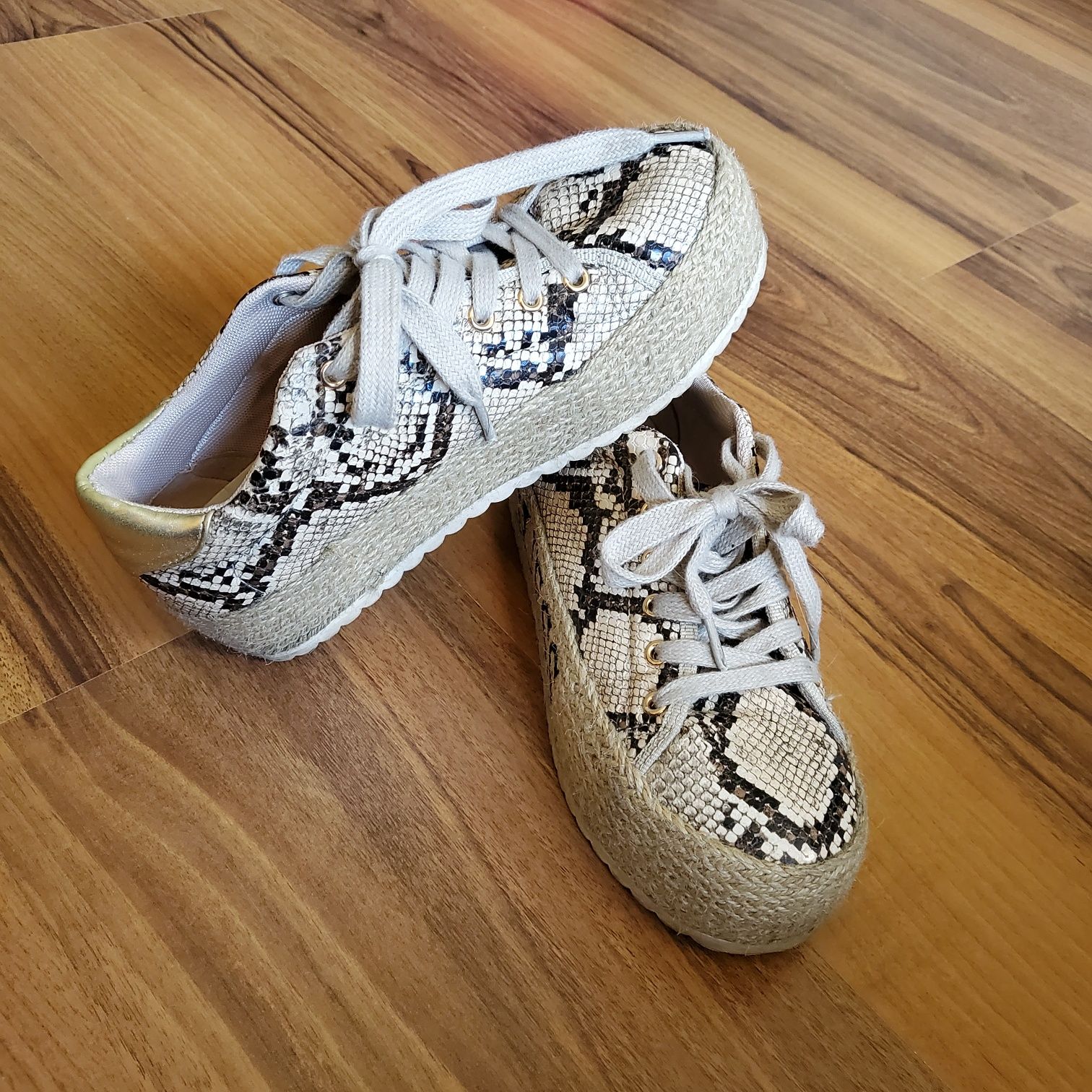 Espadryle ze skóry z  wężowym motywem