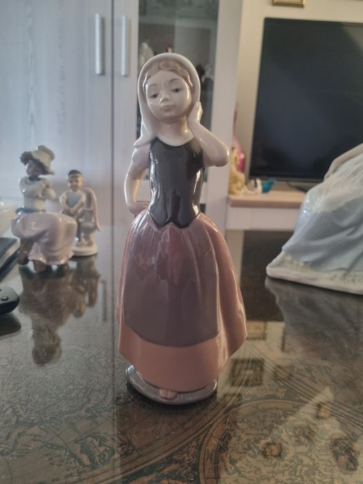 Porcelana Nao LLadro/Hiszpania- figurka dziewczyny