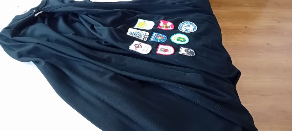 Traje universitario usado com capa