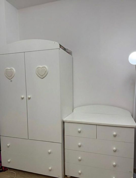 Szafa dwudrzwiowa z 2 duzymi szufladami oraz komoda wł.  firmy MIBB