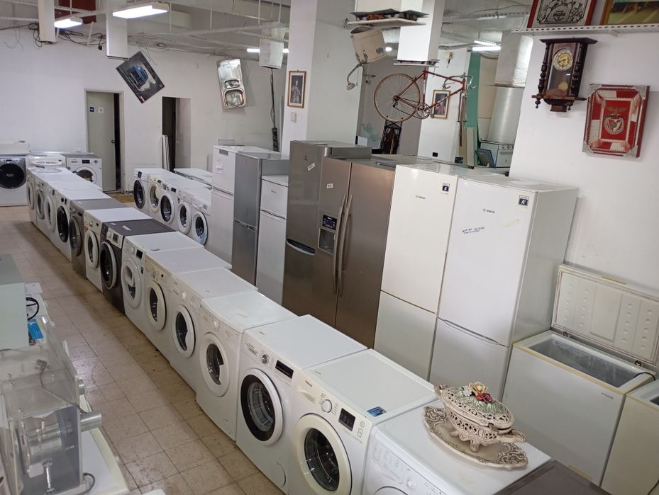 Varias máquinas de lavar roupa loiça e secar.