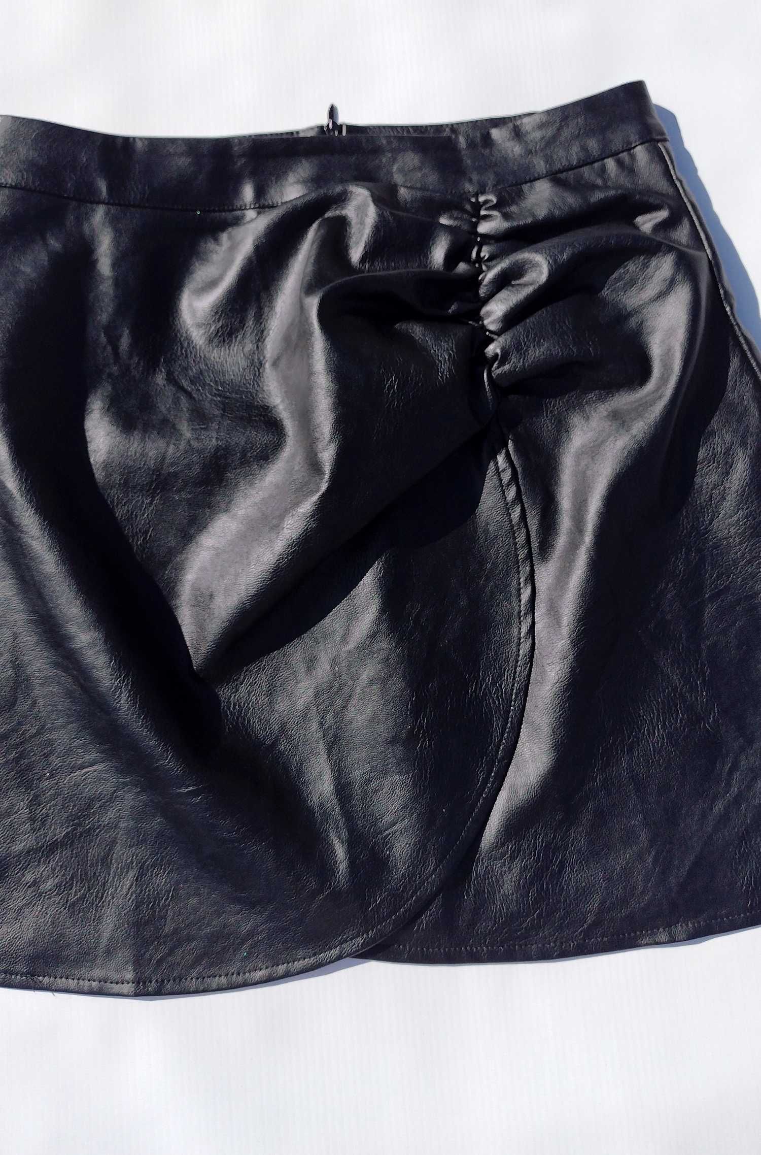 Чёрная юбка из эко кожи со сборкой Shein размер M