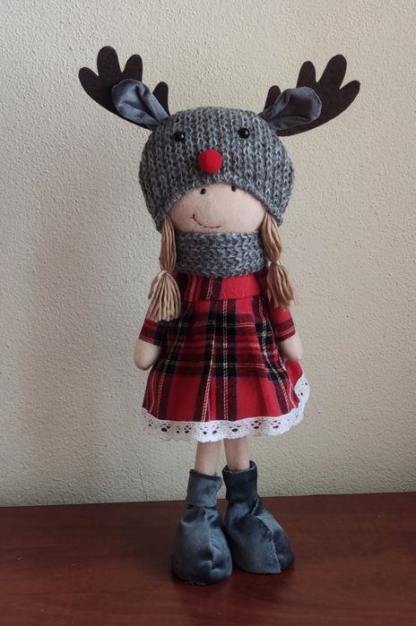 Boneca em pé com gorro bonito