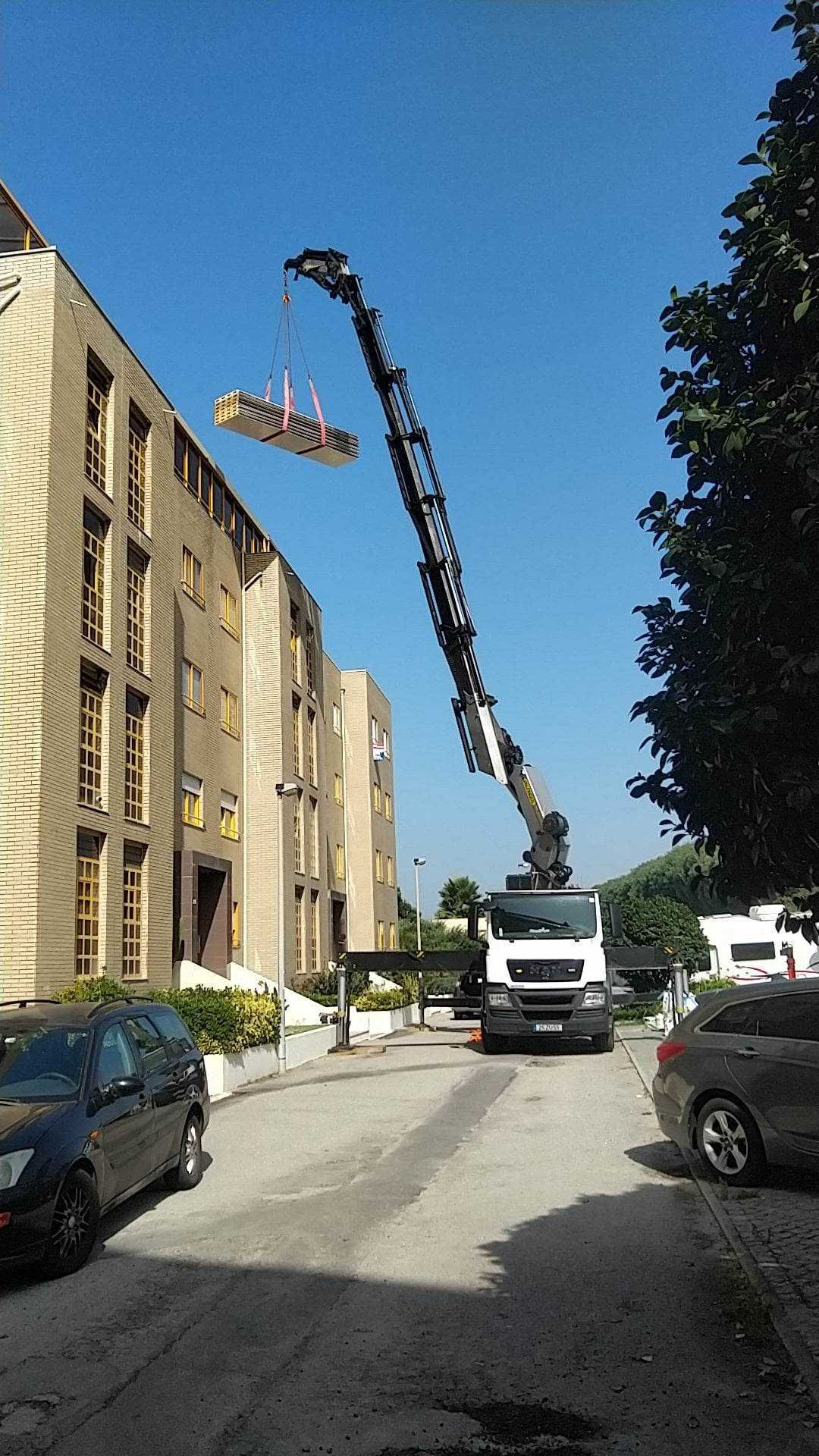 Serviços Aluguer camião grua elevação até 36ml e porta contentor 20"