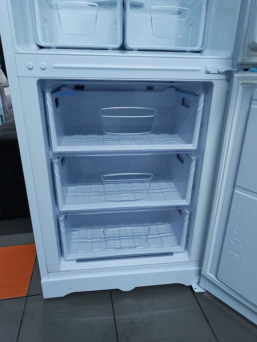 Двокамерий холодильник Indesit BIA20N