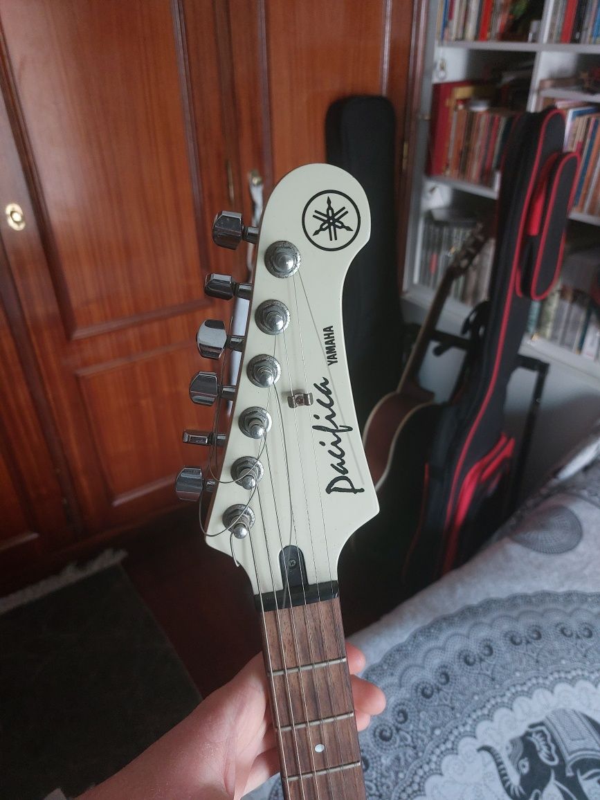 Guitarra Yamaha Pacifica 112V lindíssima