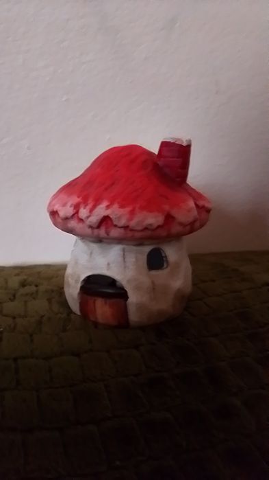 Figurki grzybów. Ten czerwony jest świecący na baterie.