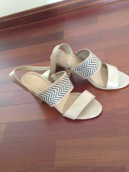 oportunidade - sandálias  5 euros-  nº35.5 e 36