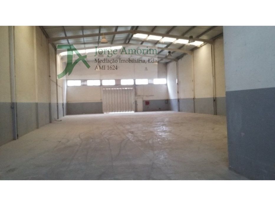 Armazém 650 m2. escritório 50 m2.