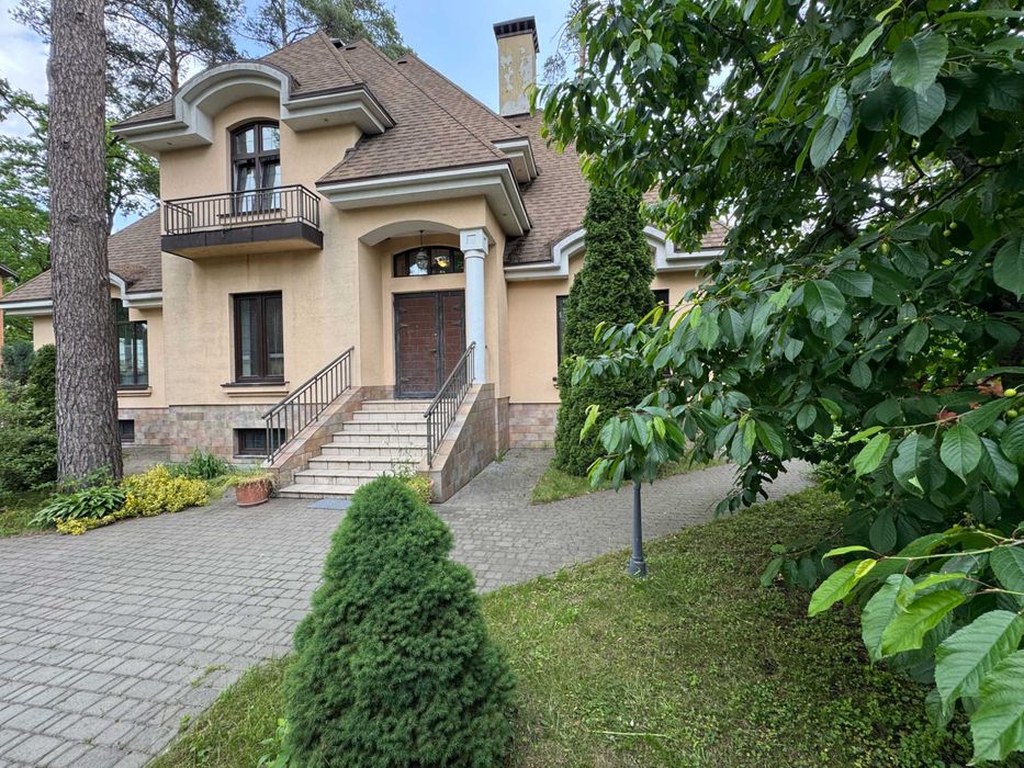 Будинок з ремонтом, гаражем, сауною та басейном. Центральний Парк.