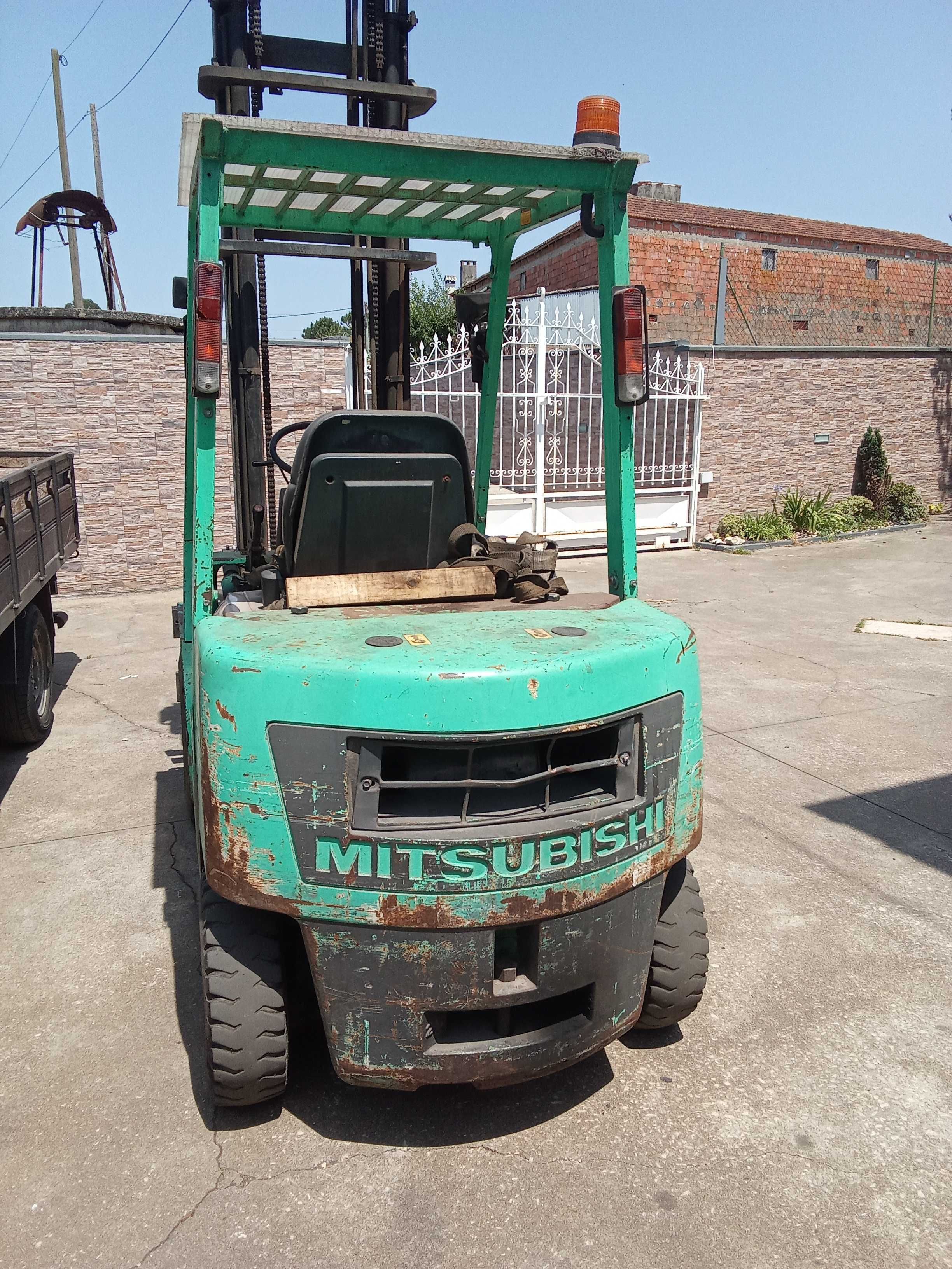 Empilhador Mitsubishi 25 a gasóleo
