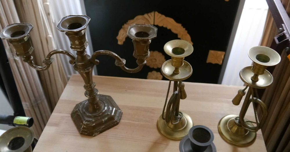Mosiężny zestaw ozdobnych świeczników-002