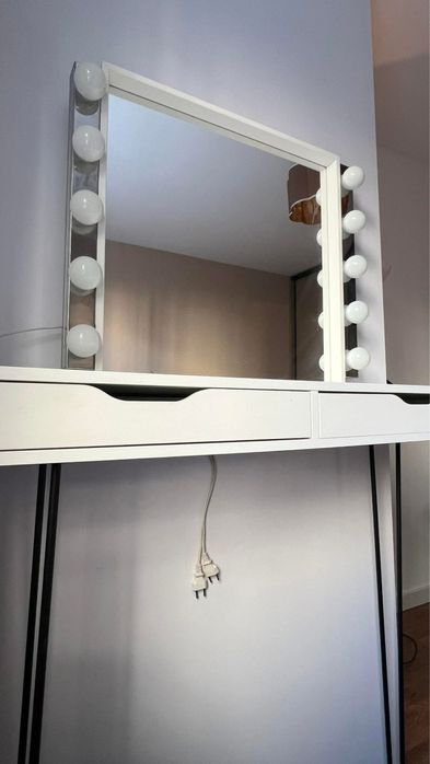 Toaletka z oświetleniem make up lustro ikea