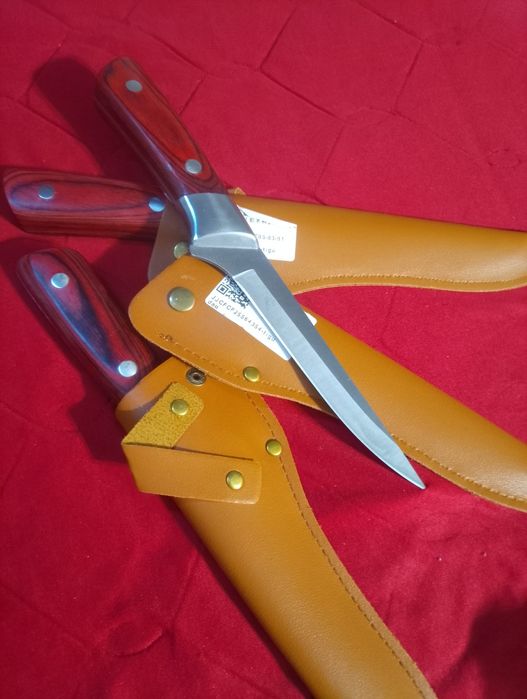 Ніж обвалочний у кабурі