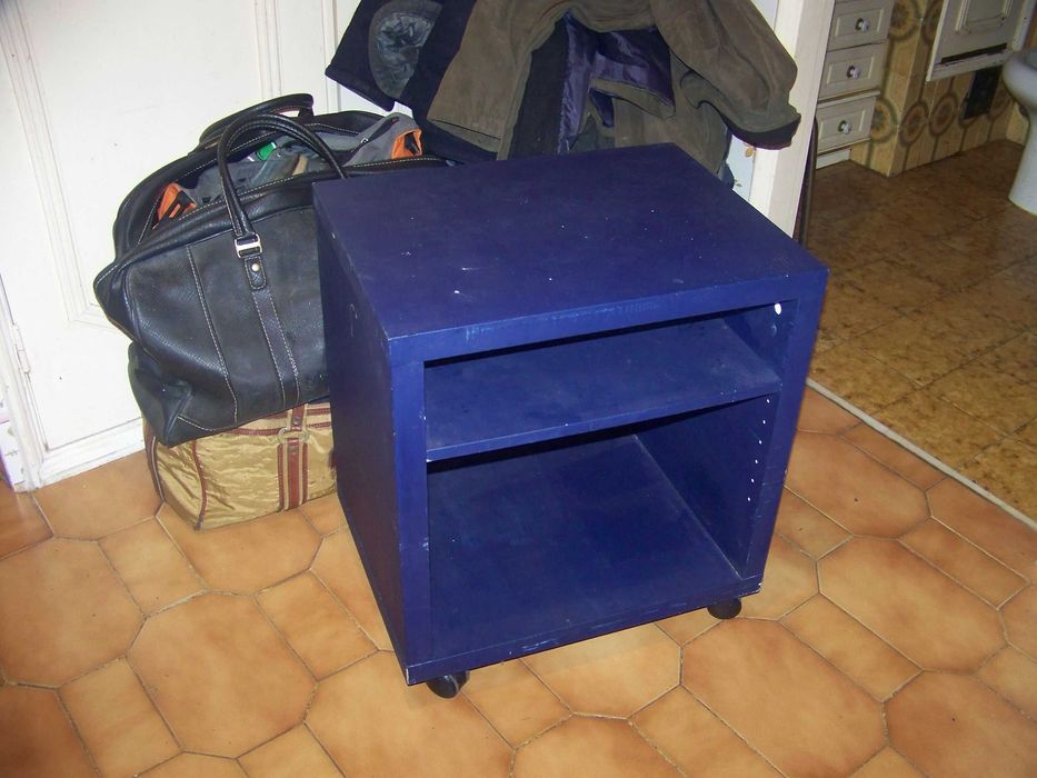 movel pequeno de apoio com rodas giratórias