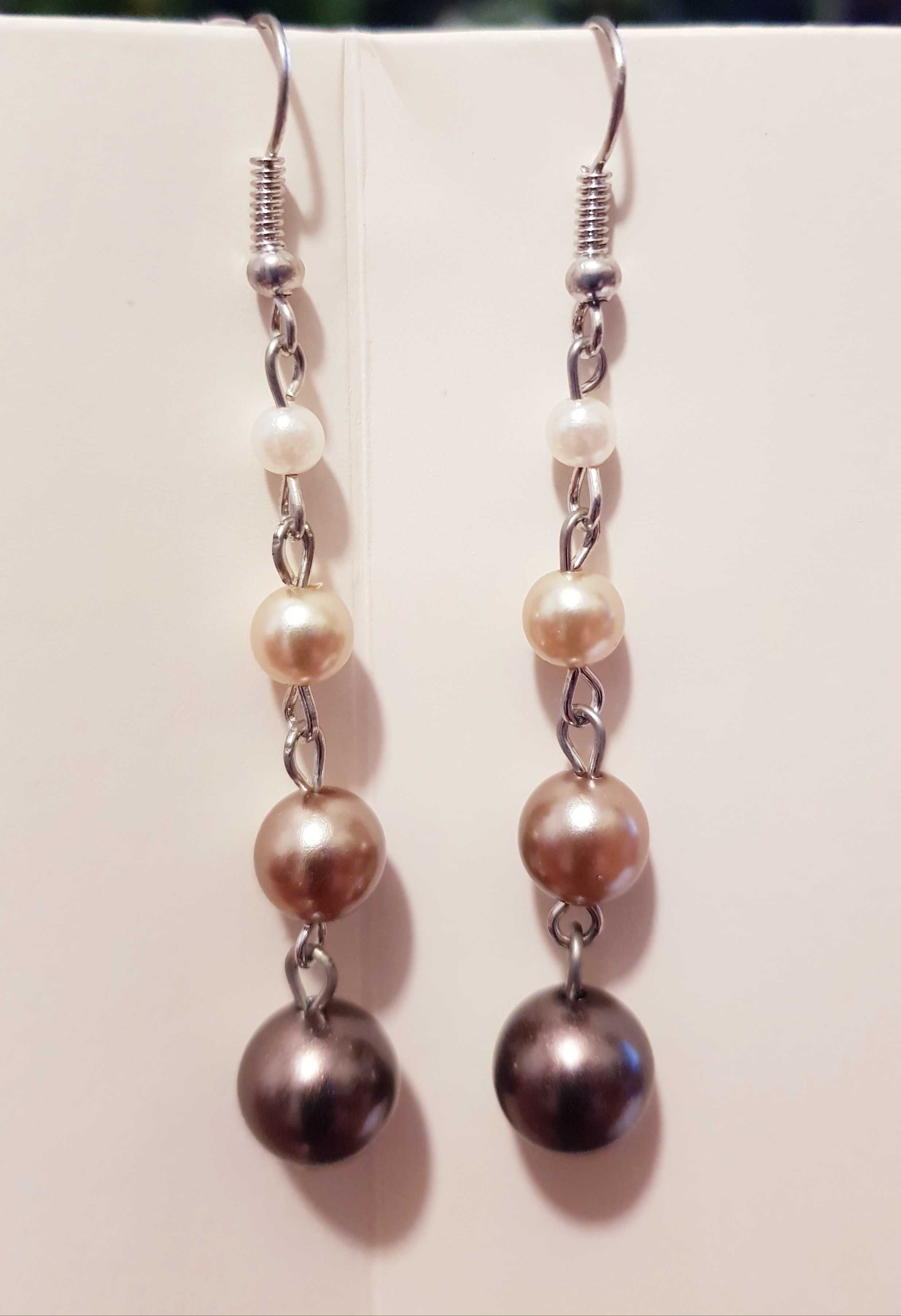 Kolczyki wiszące 4 kulki perłowe długość 6,5cm
