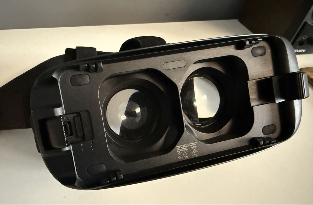 Віртуальні окуляри для смартфонів Samsung Gear VR