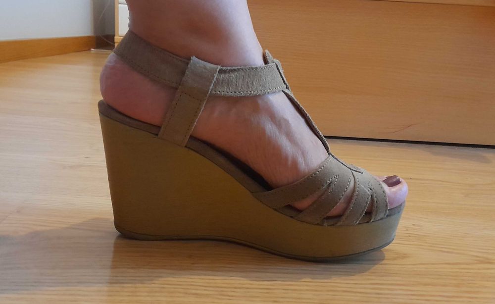 Sandálias Cubanas, com cunha, em camurça bege, tam 38.Em bom estado.