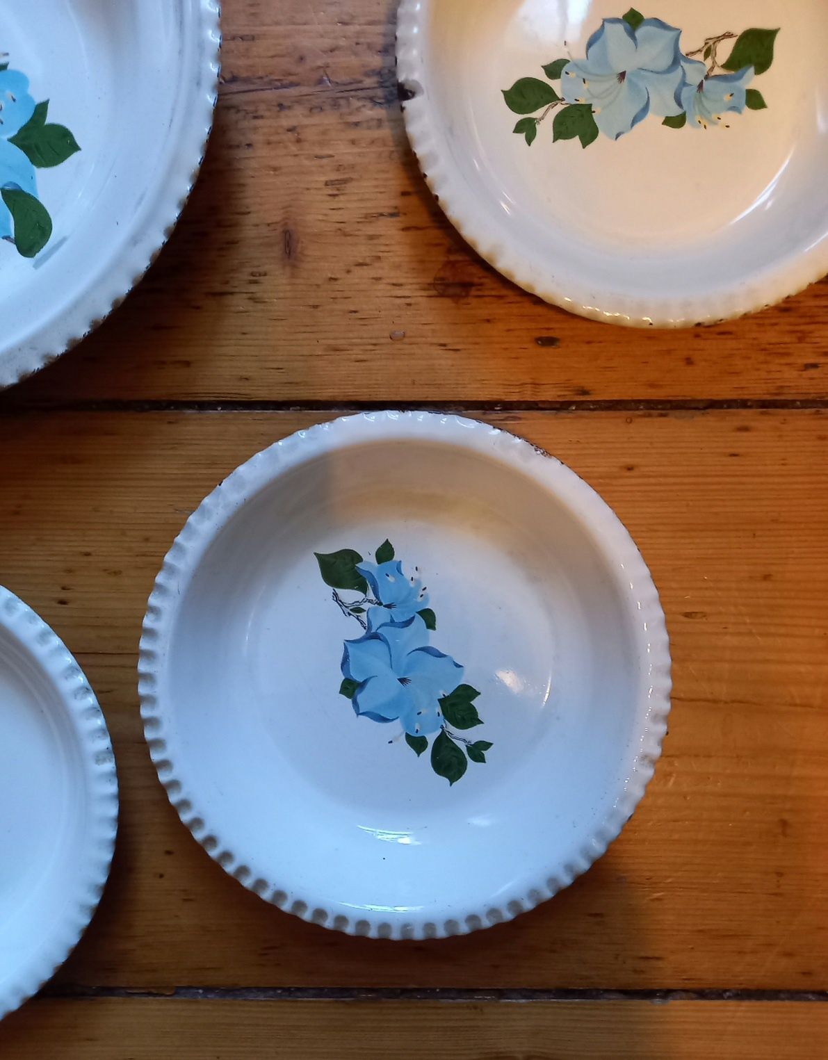 Talerze emaliowane z lat PRL białe cena za cały zestaw