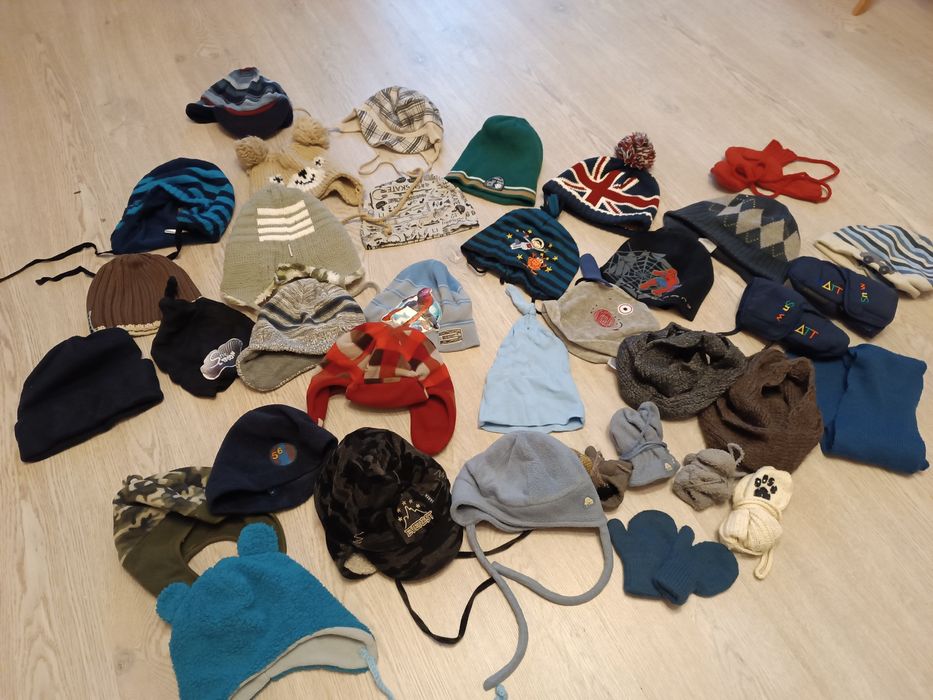 Duży zestaw czapeczek i dodatków
