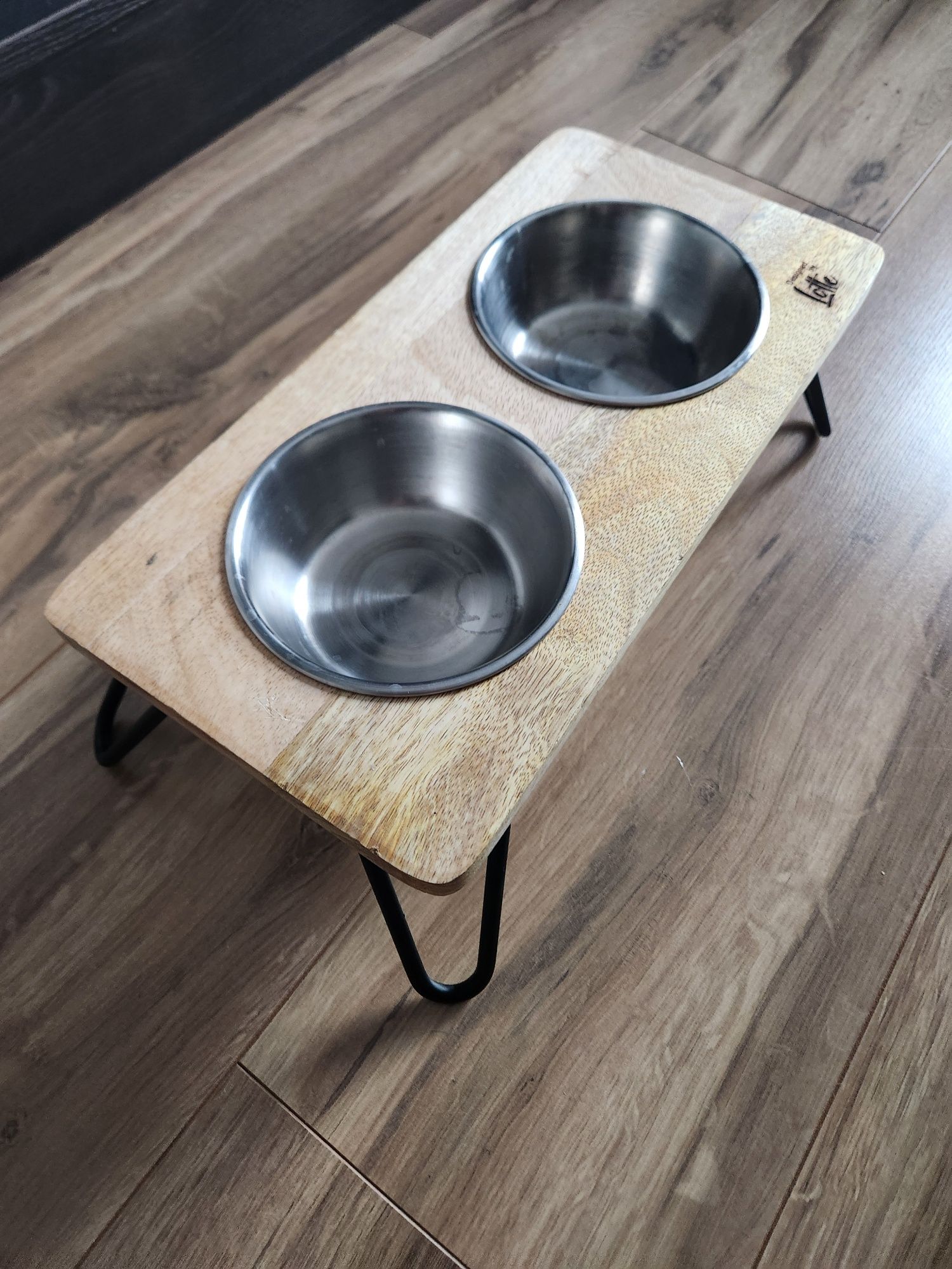 Drewniany stojak Linga i dwie miski do karmienia Designed by Lotte
