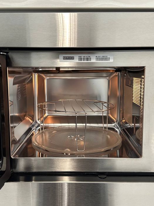 Продам новую кухню с техникой !