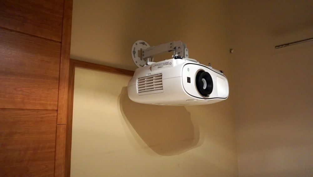 Zawieszenie projektora, konfiguracja kin domowych, nagłośnienie