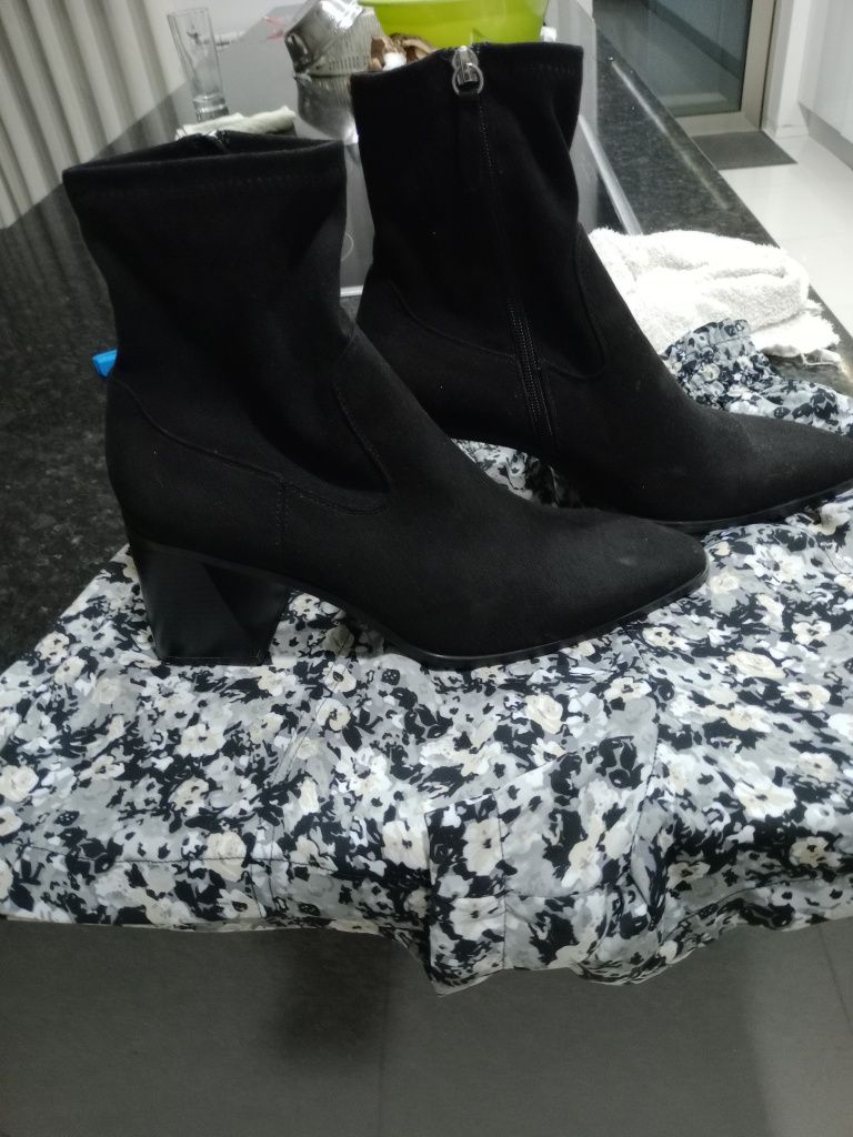Vendo botins pretos tipo camurça  com fecho