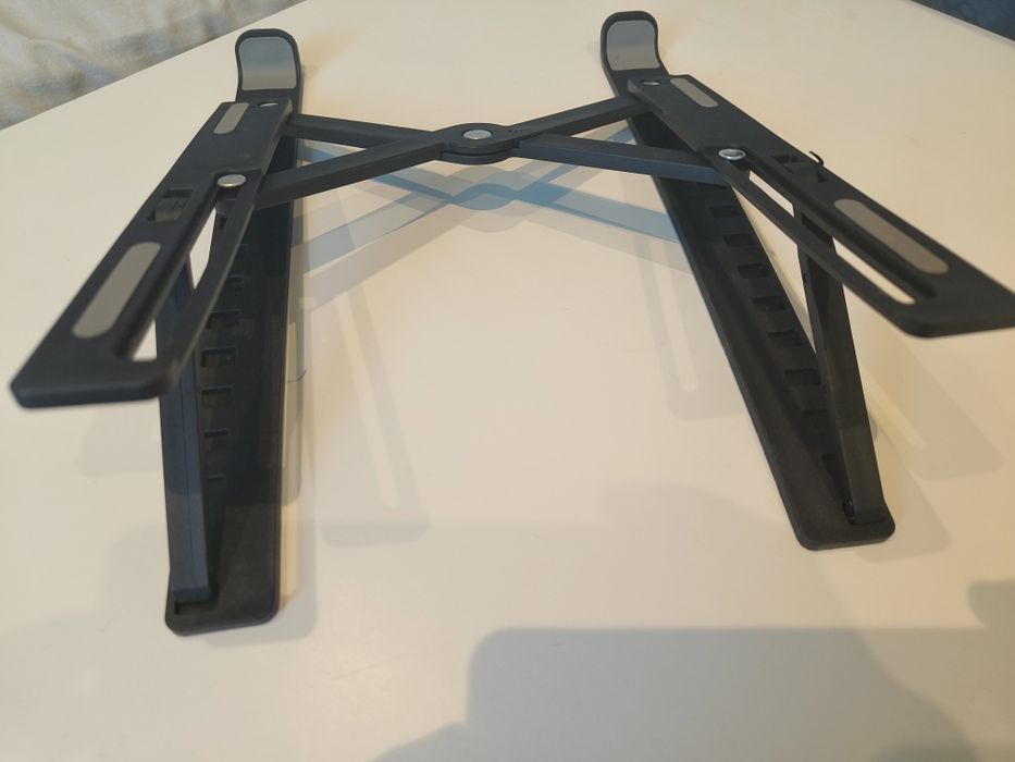 Regulowana podstawka do laptopa, składana z pokrowcem.