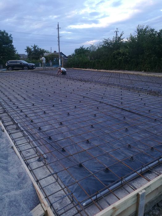 Строительные работы, фундамент,стены, крыша.